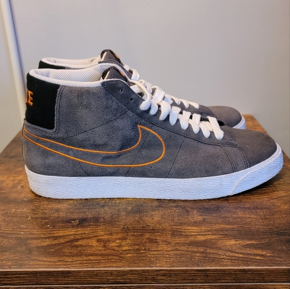 LIKE NEW Nike Suede SB High Tops - Picture 5 of 10